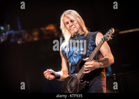 Norway, Oslo - November 9, 2017. The English rock band Deep Purple performs a live concert at Oslo Spektrum. Here guitarist Steve Morse is seen live on stage. (Photo credit: Gonzales Photo - Terje Dokken). Stock Photo