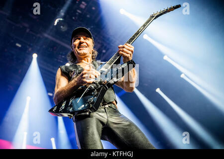 Norway, Oslo - November 22, 2017. The German rock band Scorpions performs a live concert at Oslo Spektrum. Here guitarist Matthias Jabs is seen live on stage. (Photo credit: Gonzales Photo - Terje Dokken). Stock Photo