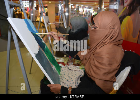 QUETTA, PAKISTAN. Dec-24 2017:  Artists from different academies and art centrers drawing the painting during Fine Arts competition Drought Resilient Agriculture Modelling at millennium mall in Quetta Pakistan. Organized by Islamic Relief Stock Photo