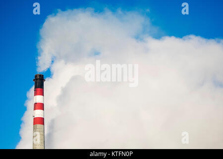 Langreo, Spain. 24th December, 2017. Chimney of coal-fired power station of Lada expels smoke on December 24, 2017 in Langreo, Spain. ©David Gato/Alamy Live News