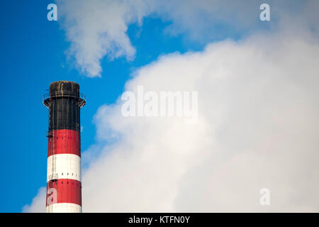 Langreo, Spain. 24th December, 2017. Chimney of coal-fired power station of Lada expels smoke on December 24, 2017 in Langreo, Spain. ©David Gato/Alamy Live News