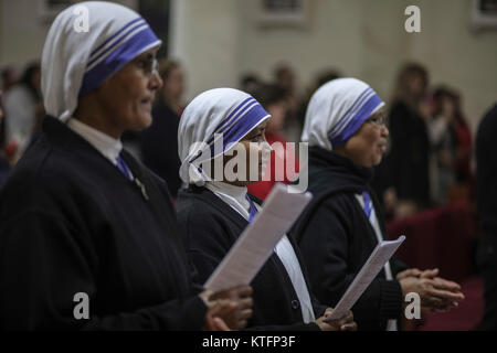 Gaza, Palestine. 24th Dec, 2017. Nuns attend a Sunday mass on Christmas Eve at the Der Latin church in Gaza City, Gaza Strip, the Palestinian Territories, 24 December 2017. Photo: Wissam Nassar/dpa Credit: dpa picture alliance/Alamy Live News Stock Photo