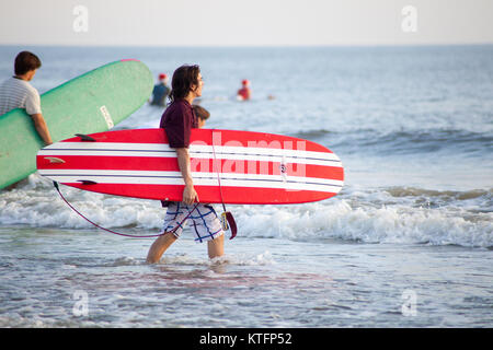 Cocoa Beach, Florida, USA. 24th Dec, 2017. Surfing Santas, an annual surf event taking place on Christmas Eve in Cocoa Beach, Florida where people dressed in Santa Claus costumes surf. Credit:  Lori Barbely/Alamy Live News Stock Photo