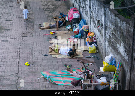 Cebu City, Philippines. 25th Dec, 2017. Homeless people along the sidewalk of a main street on Christmas day morning 2017,Cebu City,Philippines Credit: imagegallery2/Alamy Live News Stock Photo