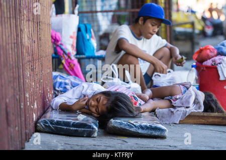 Cebu City, Philippines. 25th Dec, 2017. Homeless people along the sidewalk of a main street on Christmas day morning 2017,Cebu City,Philippines Credit: imagegallery2/Alamy Live News Stock Photo