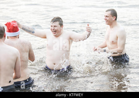 Sutton Coldfield, West Midlands, UK. 25th December, 2017. Scores of people turn out for the traditional Christmas Day swim in Blackroot Pool, in Sutton Park, Sutton Coldfield. Stock Photo