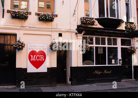 Manchester UK; 25th. December 2017: Manchester rough sleepers in Manchester on Christmas Day. The Old Nags Head in Jackson Row, just off Deansgate is opening their doors on Christmas Day and offering them a free Christmas dinner. Scores of homeless rough sleepers spending their Christmas Day huddled in shop doorways. Several passers by stopped to speak with them, some offering coffee and food from nearby branches of Starbucks while a mother and daughter parked their van in Piccadilly to hand out clothes to the homeless from the back of their van. Credit: Dave Ellison/Alamy Live News Stock Photo