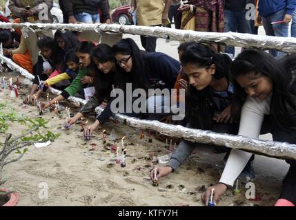 Allahabad, Uttar Pradesh, India. 25th Dec, 2017. Young Girls light candle at All Saints Cathedral Church on the occasion of Christmas Festival Celebration in Allahabad. Credit: Prabhat Kumar Verma/ZUMA Wire/Alamy Live News Stock Photo