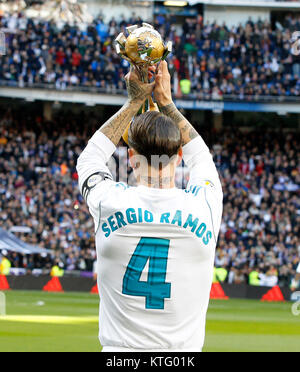 Soccer player Sergio Ramos teaches the public the trophy of the club world cup during the match. La Liga between Real Madrid vs FC Barcelona at the Santiago Bernabeu stadium in Madrid, Spain, December 23, 2017 . Credit: Gtres Información más Comuniación on line, S.L./Alamy Live News Stock Photo