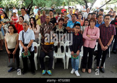 Kuala Lumpur, Malaysia. 25th Dec, 2017. People attend to special prayer at St. Jones Church during Christmas day celebration in Kuala Lumpur on December 25, 2017. Credit: Samsul Said/AFLO/Alamy Live News Stock Photo