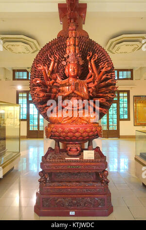 Avalokitesvara (Kuan Yin) with many eyes and arms, sculptor Truong, But Thap pagoda, Bac Ninh province, Restored Le, 1656 AD, crimson & gilded wood   National Museum of Vietnamese History   Hanoi, Vietnam   DSC05681 Stock Photo