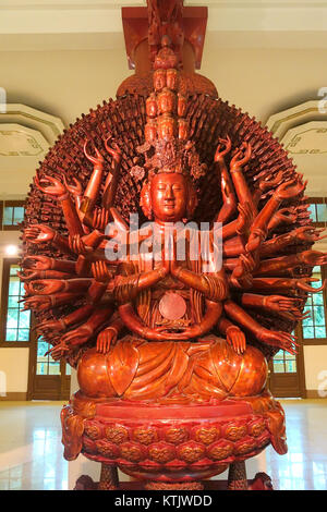 Avalokitesvara (Kuan Yin) with many eyes and arms, sculptor Truong, But Thap pagoda, Bac Ninh province, Restored Le, 1656 AD, crimson & gilded wood   National Museum of Vietnamese History   Hanoi, Vietnam   DSC05682 Stock Photo