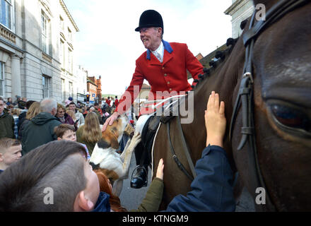 Lewes, East Sussex, UK. 26th December 2017. Hundreds of people watch the traditional Southdown and Eridge hunt Boxing Day meeting in Lewes High Street. A small handfull of anti-hunt demonstraters stood in front of the hounds and horses as they left for a drag hunt on the South Downs. Angry words were exchanged but the event remained peaceful. © Peter Cripps/Alamy Live News Stock Photo