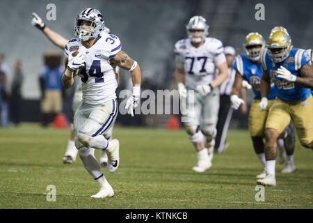 Kansas State running back Alex Barnes (34) rushes for yardage as UTSA ...