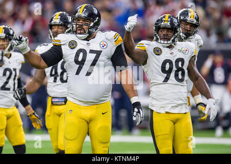 Pittsburgh Steelers inside linebacker Vince Williams (98) plays against the  Cleveland Browns during the second half of an NFL football game, Sunday,  Sept. 10, 2017, in Cleveland. (AP Photo/Ron Schwane Stock Photo - Alamy