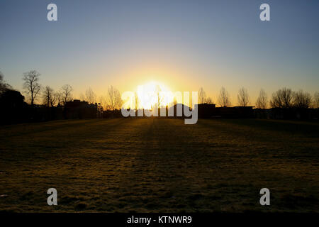 Finsbury Park. London, UK. 28th Dec, 2017. A colourful sunrise in Finsbury Park after a cold night in the capital. Credit: Dinendra Haria/Alamy Live News Stock Photo