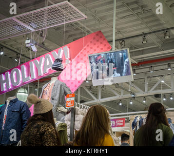 A monitor shows the video feed of a security camera at the entrance to an Old Navy store in New York on Sunday, December 24, 2017. (©  Richard B. Levine) Stock Photo