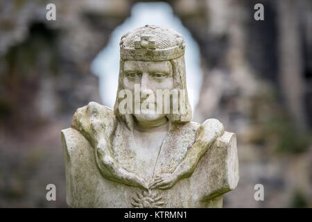 Close up of stone statue of King Richard the III at Middleham Castle, Wensleydale, in the county of North Yorkshire, England. Stock Photo