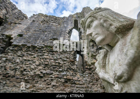 Looking up at statue of King Richard the Third at Middleham Castle, Wensleydale, in the county of North Yorkshire, England. Stock Photo