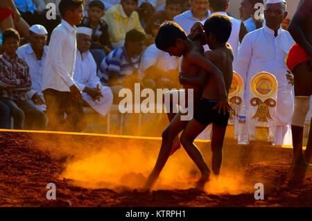 Traditional (Kusti) wrestling competition in a village fair near Shirur, Maharashtra Stock Photo