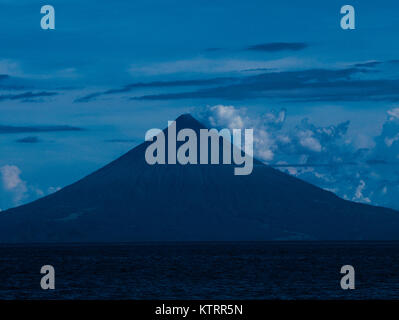 Perfect Cone-Shaped Mayon Volcano Stock Photo - Alamy