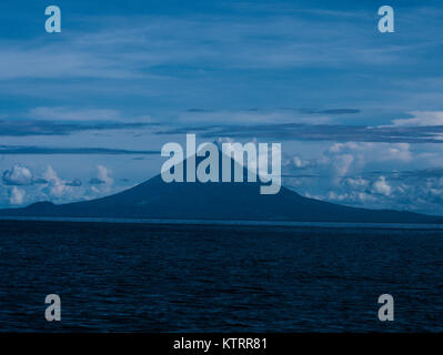 Mayon Volcano, a perfect cone-shaped volcano Stock Photo - Alamy