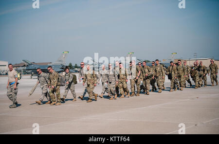 The 105th Military Police Company, Buffalo, New York Army National Guard, prepares to fly from the Niagara Falls Air Reserve Station to the U.S. Virgin Islands where they will provide hurricane relief, Niagara Falls, N.Y., Sept. 25, 2017. More than 20 members of the 105th MP Co. loaded equipment and personnel and began their deployment to the U.S. Virgin Islands ahead of more Soldiers flying later in the week. (Air National Guard photo by Staff Sgt. Ryan Campbell) Stock Photo