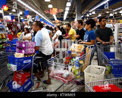 ANTIPOLO CITY, PHILIPPINES - DECEMBER 23, 2017: Customers line up for the cashier at a grocery store. Stock Photo