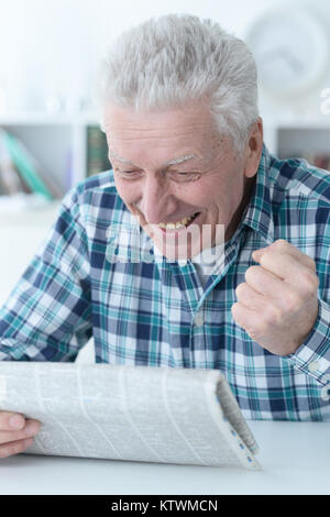 senior man reading newspaper Stock Photo