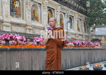 A Buddhist monk prays at the Mahabodhi Temple in Bodhgaya, India Stock Photo