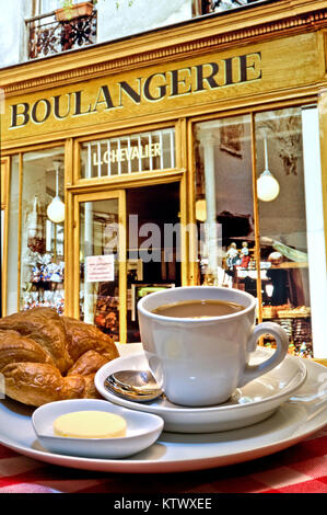 Paris breakfast Boulangerie, Retro French petit dejeuner alfresco breakfast café Montmartre, Paris, Parisian continental breakfast of coffee and croissant, outside renowned Boulangerie bakery patisserie in Montmartre, Paris Stock Photo