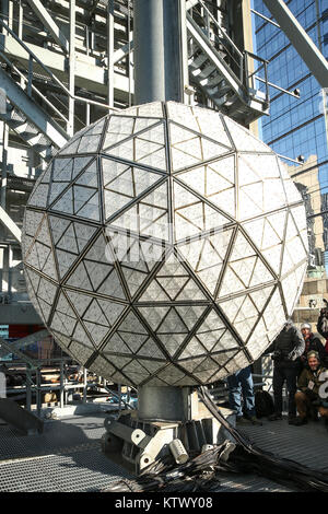 New York, United States. 27th Dec, 2017. Workers installed 288 new Waterford crystals on Times Square for New Year Eve Ball drop. The new Gift of Serenity design is a pattern of cuts resembling butterflies flying peacefully above a meadow capturing the spirit of serenity Credit: Lev Radin/Pacific Press/Alamy Live News Stock Photo