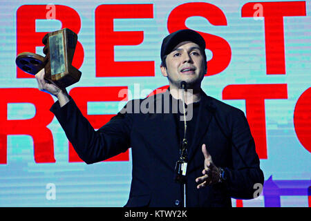 Quezon, Philippines. 27th Dec, 2017. Director Paul Soriano (center) with the cast deliver his messages after they received their award as “2nd Best in picture” for the movie “Siargao” During the 43rd Metro Manila Film Festival (MMFF) Awarding Night (Gabi ng Parangal) at KIA Theatre, Araneta Center, Quezon City on December 27, 2017. Credit: Gregorio B. Dantes Jr./Pacific Press/Alamy Live News Stock Photo