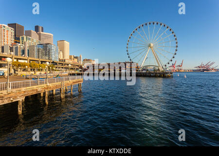 Seattle Great wheel on Pier 57 during the golden hour before sunset, Alaskan Way, Downtown, Seattle, Washington State, United States of America, North Stock Photo