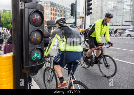 Cycle traffic lights and cyclists on North-South Cycle Superhighway / Cycle Superhighway 6, Blackfiars, City of London, UK Stock Photo