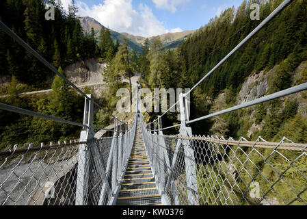 Osttirol Hohe Tauern, Suspension bridge in the valley round way Kals, Hängebrücke am Talrundweg Kals Stock Photo