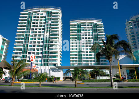 Kukulcan Boulevard in Cancun, Yucatan Stock Photo