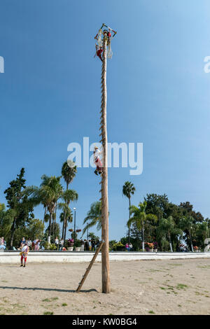 Getting the ropes ready at the top of the pole, Danza de los Voladores, Chapala, Mexico Stock Photo