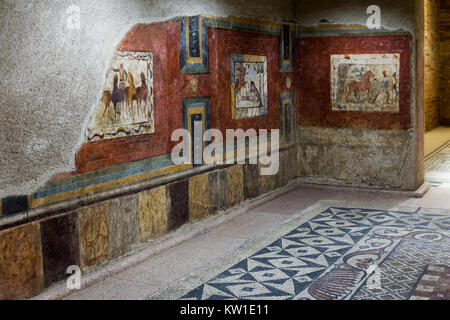 Mérida, Spagna - 27 Settembre 2014: più vicini con gladiatore romano in  costume del primo secolo e una donna mascherata di patrizio romano, parte  Foto stock - Alamy