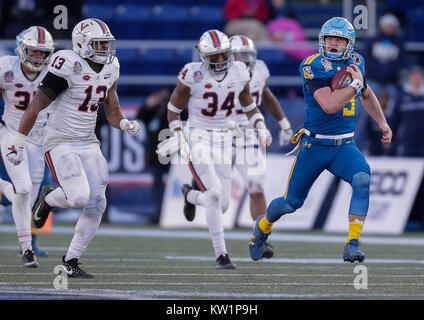 Annapolis, MD, USA. 28th Dec, 2017. Navy Midshipmen QB #9 Zach Abey runs with the ball during the Military Bowl between the University of Virginia Cavaliers and the United States Naval Academy Midshipmen at Navy Marine Corps Memorial Stadium in Annapolis, MD. Justin Cooper/CSM/Alamy Live News Stock Photo