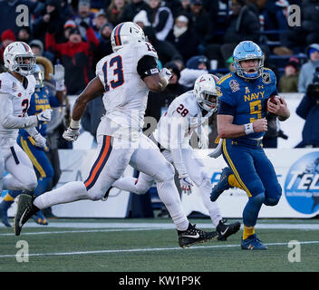 Annapolis, MD, USA. 28th Dec, 2017. Navy Midshipmen QB #9 Zach Abey runs for a touchdown during the Military Bowl between the University of Virginia Cavaliers and the United States Naval Academy Midshipmen at Navy Marine Corps Memorial Stadium in Annapolis, MD. Justin Cooper/CSM/Alamy Live News Stock Photo