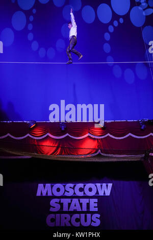 London, UK. 28th Dec, 2017. A tight-rope walker at The Moscow State Circus under the big top in Ealing, London. Photo date: Thursday, December 28, 2017. Credit: Roger Garfield/Alamy Live News Stock Photo