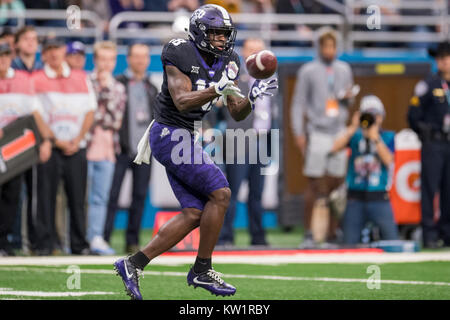 San Antonio, TX, USA. 28th Dec, 2017. TCU Horned Frogs wide receiver Jalen Reagor (18) makes a catch during the 1st quarter of the Alamo Bowl NCAA football game between the TCU Horned Frogs and the Stanford Cardinal at the Alamodome in San Antonio, TX. Credit: Cal Sport Media/Alamy Live News Stock Photo