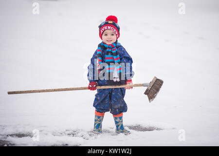 Mossley, UK. 29th Dec, 2017. Three year old Luke Wilkinson plays in the snow in the Pennine village of Mossley, Greater Manchester on Friday 29th December 2017. Credit: Matthew Wilkinson/Alamy Live News Stock Photo