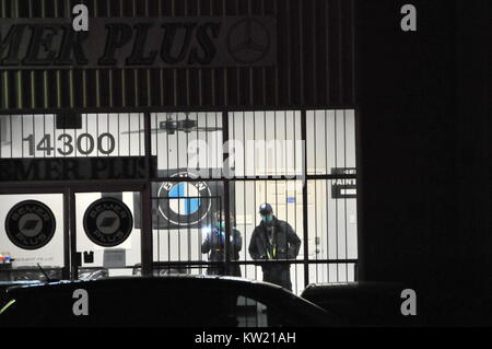 Houston, USA. 29th Dec, 2017. Local policemen investigate at the scene of the shooting in southwest Houston, Texas, the United States of America, Dec. 29, 2017. Houston police confirmed Friday evening that three people, including the gunman, were killed in a shooting incident in southwest Houston, the U.S. state of Texas. Credit: Liu Liwei/Xinhua/Alamy Live News Stock Photo