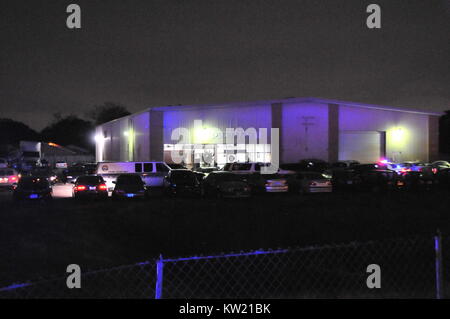 Houston, USA. 29th Dec, 2017. Local policemen investigate at the scene of the shooting in southwest Houston, Texas, the United States of America, Dec. 29, 2017. Houston police confirmed Friday evening that three people, including the gunman, were killed in a shooting incident in southwest Houston, the U.S. state of Texas. Credit: Liu Liwei/Xinhua/Alamy Live News Stock Photo