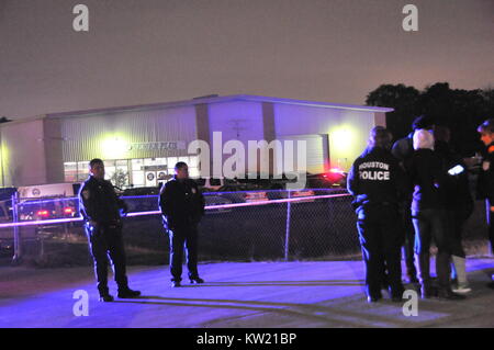 Houston, USA. 29th Dec, 2017. Local policemen investigate at the scene of the shooting in southwest Houston, Texas, the United States of America, Dec. 29, 2017. Houston police confirmed Friday evening that three people, including the gunman, were killed in a shooting incident in southwest Houston, the U.S. state of Texas. Credit: Liu Liwei/Xinhua/Alamy Live News Stock Photo