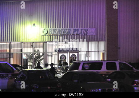 Houston, USA. 29th Dec, 2017. Local policemen investigate at the scene of the shooting in southwest Houston, Texas, the United States of America, Dec. 29, 2017. Houston police confirmed Friday evening that three people, including the gunman, were killed in a shooting incident in southwest Houston, the U.S. state of Texas. Credit: Liu Liwei/Xinhua/Alamy Live News Stock Photo