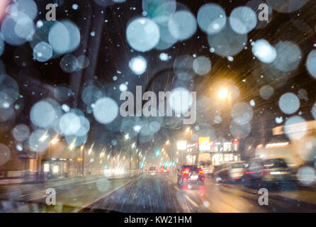 Frankfurt am Main, Germany. 29th Dec, 2017. The traffic flows after sundown during a scurry in Frankfurt am Main, Germany, 29 December 2017. Credit: Frank Rumpenhorst/dpa/Alamy Live News Stock Photo