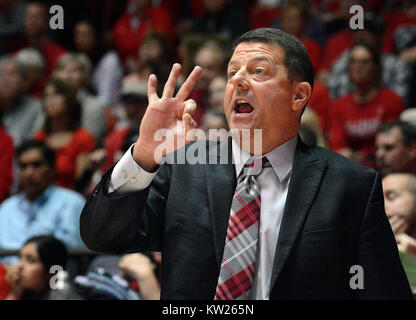 Albuquerque, NM, USA. 30th Dec, 2017. UNM Women's basketball coach Mike Bradbury calls a play in their game Saturday afternoon in the Pit. Saturday, Dec. 30, 2017. Credit: Jim Thompson/Albuquerque Journal/ZUMA Wire/Alamy Live News Stock Photo